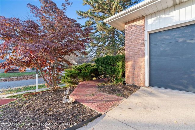 1418 Chester Road, Lansing, MI 48912