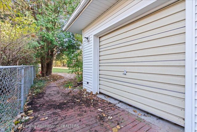 1418 Chester Road, Lansing, MI 48912