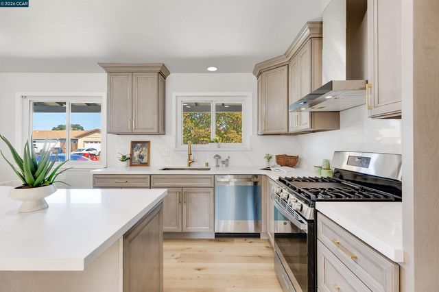 1750 Woodcrest Dr, Concord, CA 94521