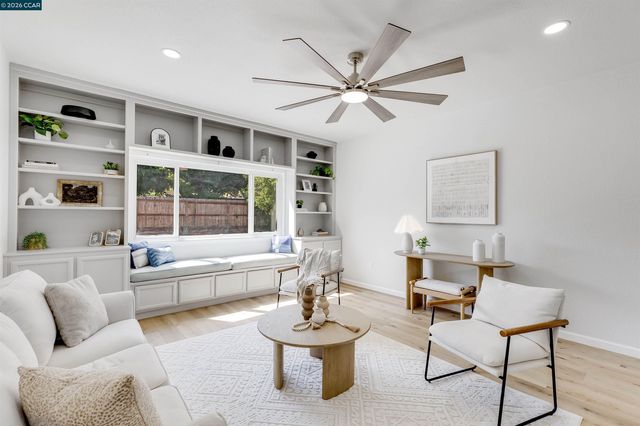 1750 Woodcrest Dr, Concord, CA 94521