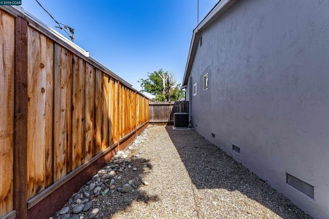 1750 Woodcrest Dr, Concord, CA 94521