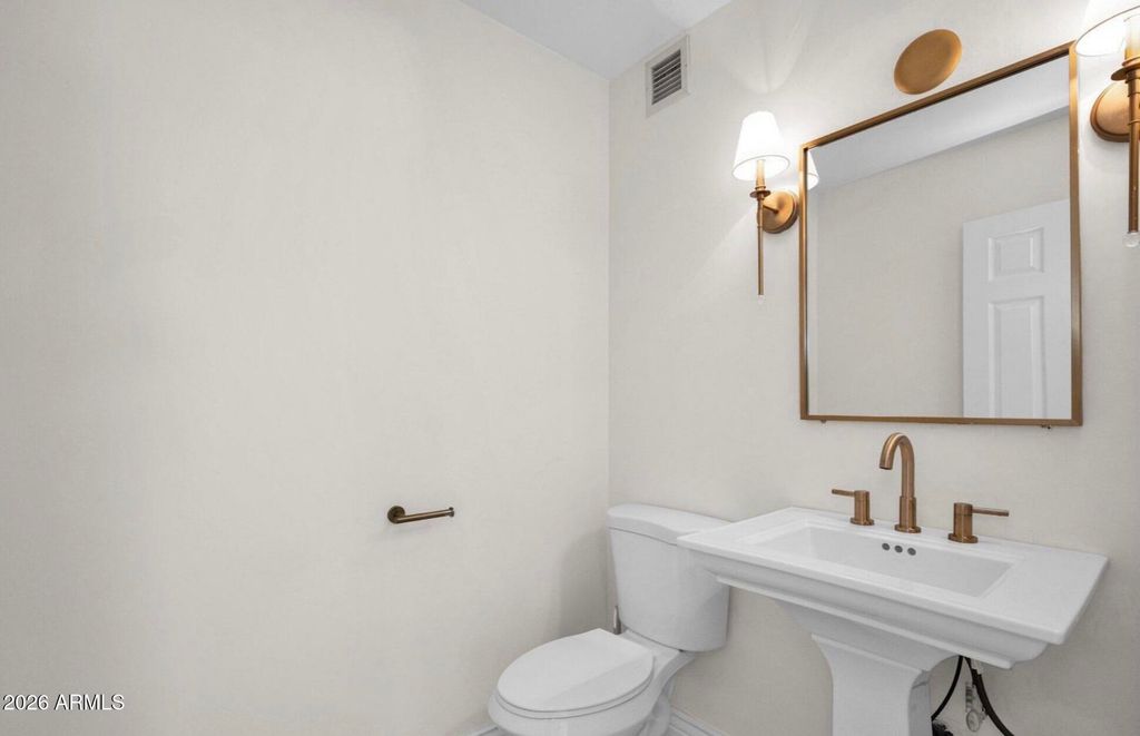 Image 13 of property listing at 8434 E SAN BERNARDO Drive, Scottsdale, AZ 85258