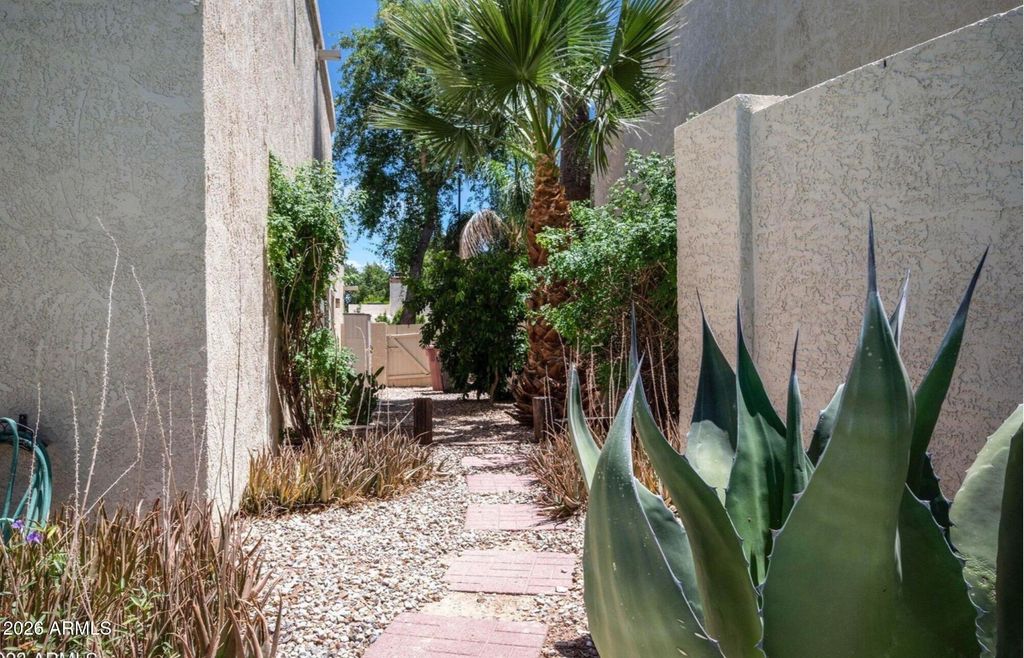 Image 24 of property listing at 8434 E SAN BERNARDO Drive, Scottsdale, AZ 85258