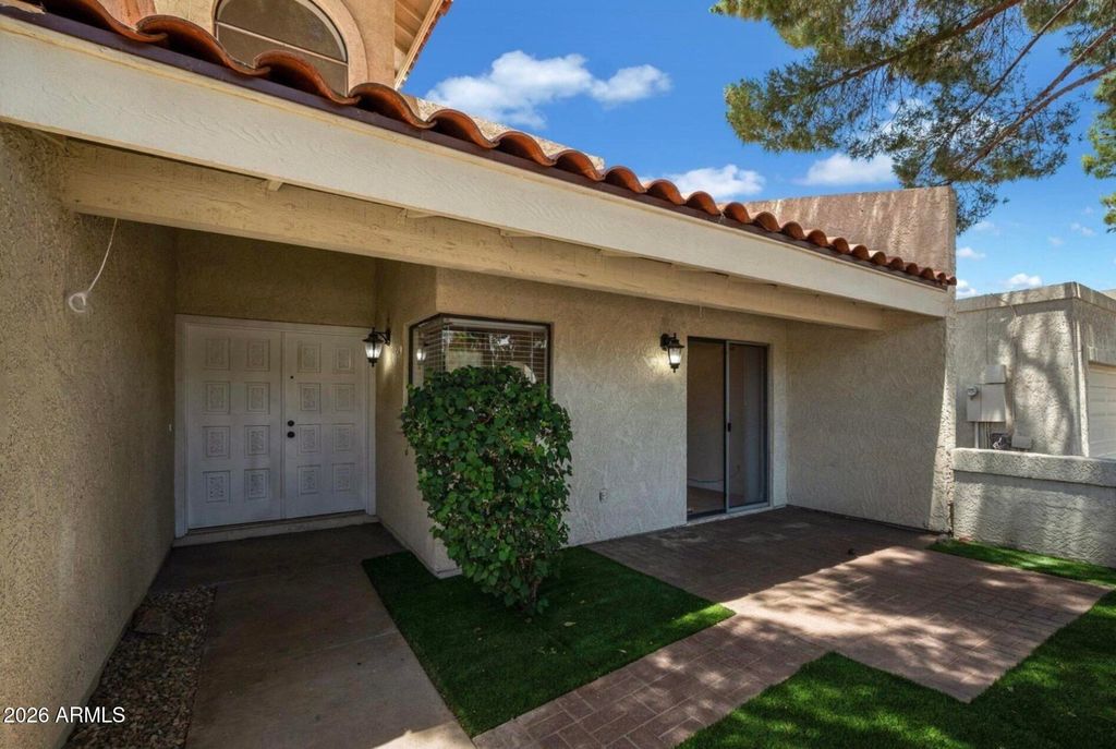Image 4 of property listing at 8434 E SAN BERNARDO Drive, Scottsdale, AZ 85258