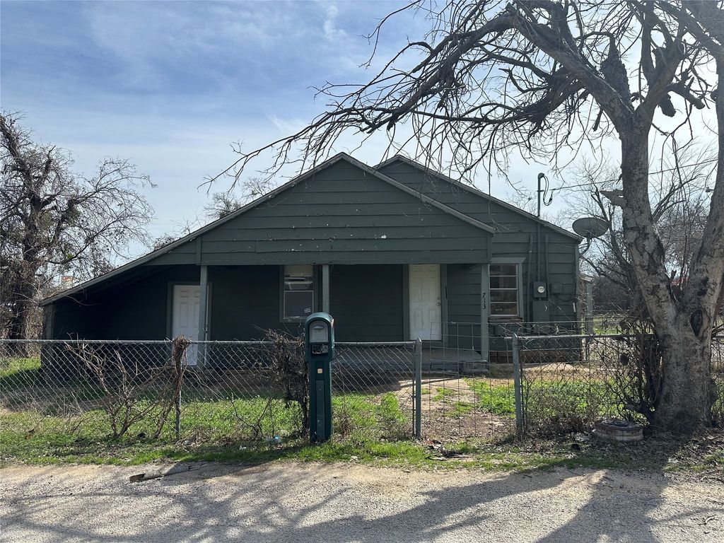 713 Wright Court, Granbury, TX 76048