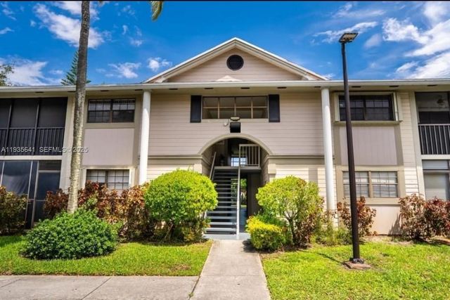 811 NE 199th St 206-33, Miami, FL 33179