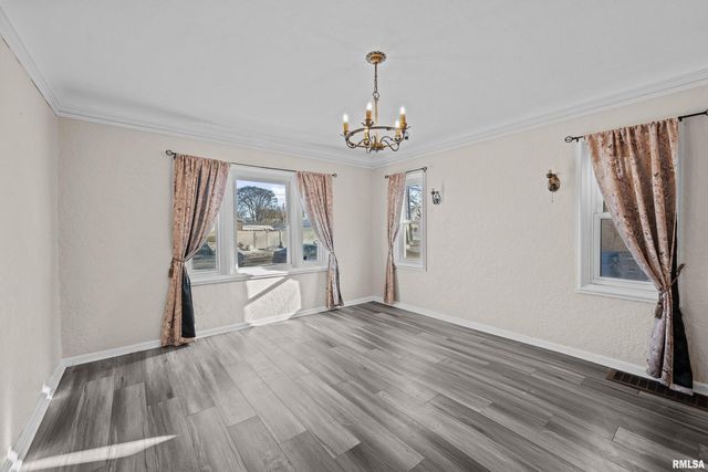 602 S 9TH Street, Clinton, IA 52372