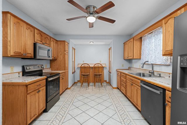 602 S 9TH Street, Clinton, IA 52372