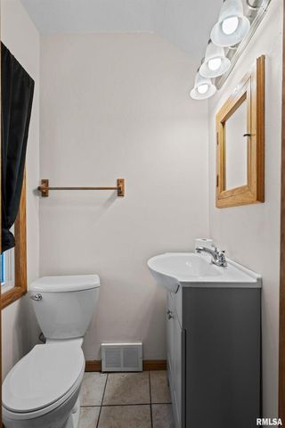 602 S 9TH Street, Clinton, IA 52372