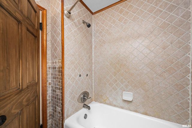 602 S 9TH Street, Clinton, IA 52372