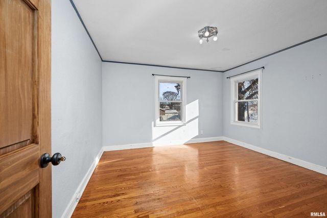 602 S 9TH Street, Clinton, IA 52372