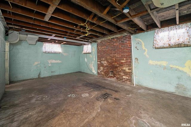 602 S 9TH Street, Clinton, IA 52372