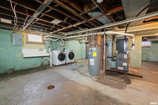 602 S 9TH Street, Clinton, IA 52372