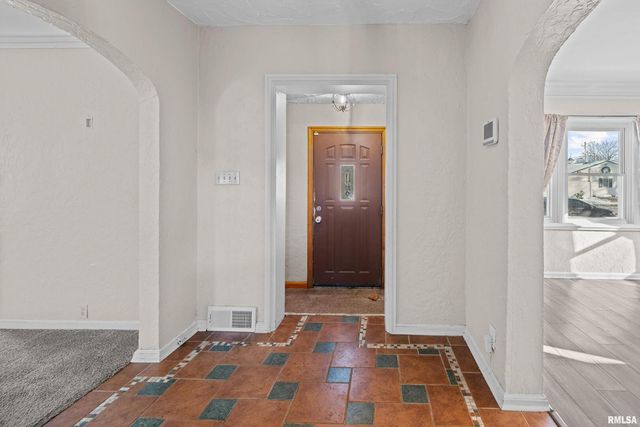 602 S 9TH Street, Clinton, IA 52372