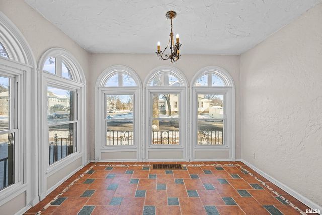 602 S 9TH Street, Clinton, IA 52372