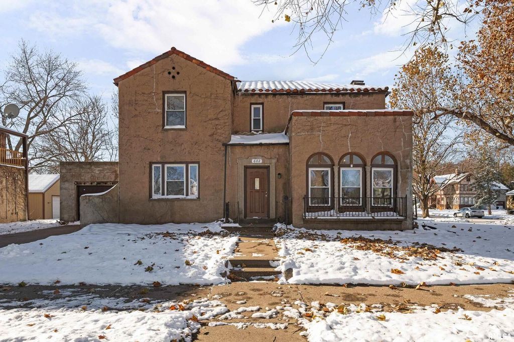 602 S 9TH Street, Clinton, IA 52372