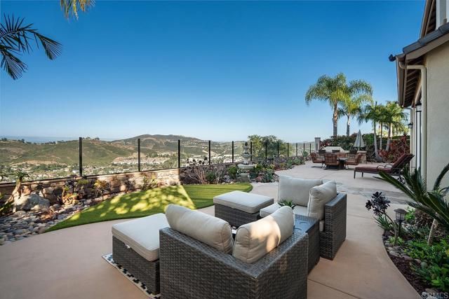 3222 Sitio Oceano, Carlsbad, CA 92009