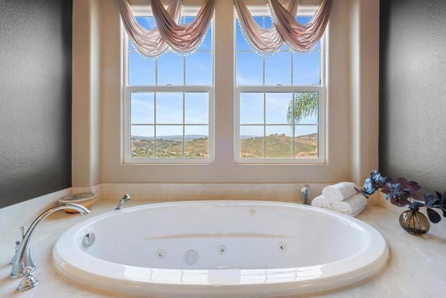 3222 Sitio Oceano, Carlsbad, CA 92009