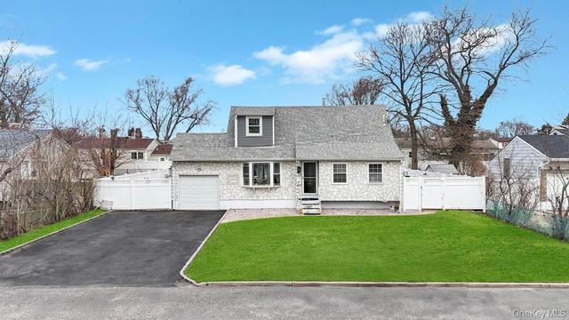 41 Walton Street, Brentwood, NY 11717