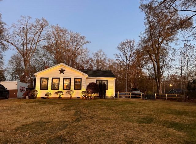 1725 W Georgia Road, Woodruff, SC 29388