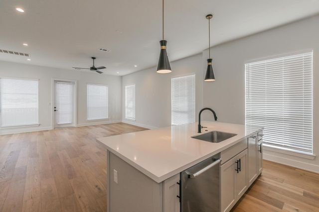682 W Main Street, Arlington, TX 76013
