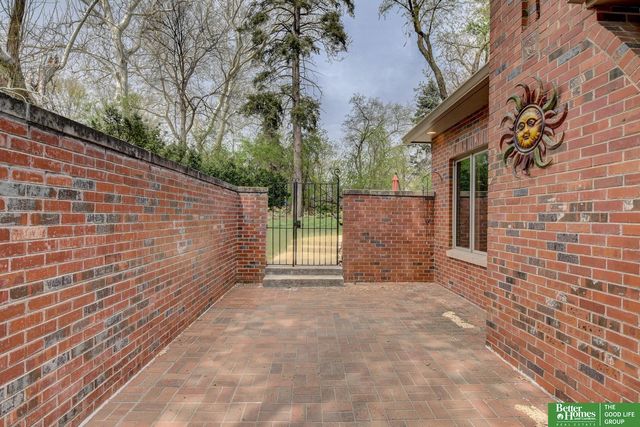 8914 Douglas Court, Omaha, NE 68114