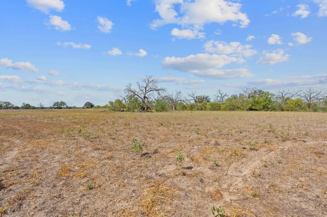 1177 County Road 402, Flatonia, TX 78941