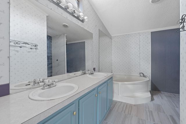 1177 County Road 402, Flatonia, TX 78941