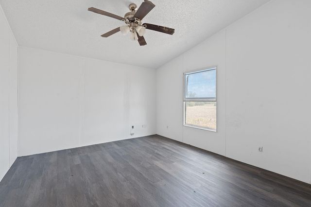 1177 County Road 402, Flatonia, TX 78941