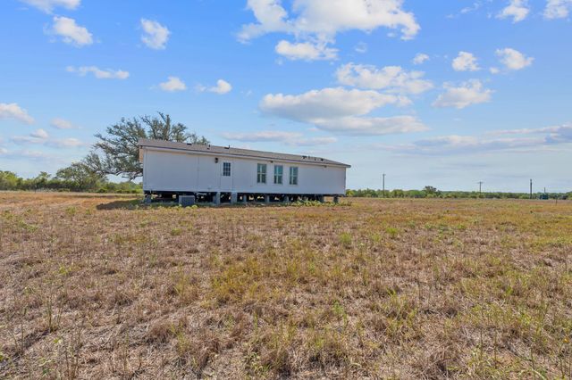 1177 County Road 402, Flatonia, TX 78941
