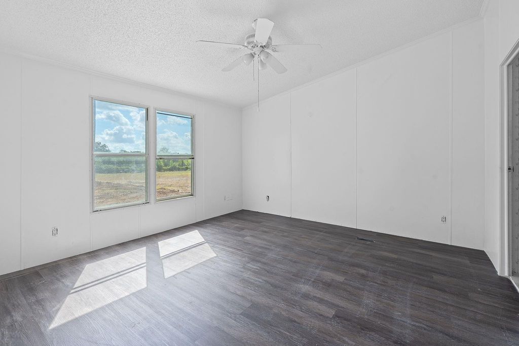 1177 County Road 402, Flatonia, TX 78941