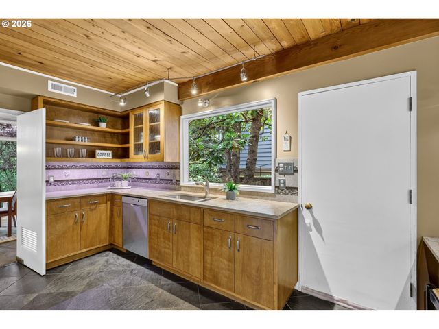 834 Sw WESTWOOD Dr, Portland, OR 97239