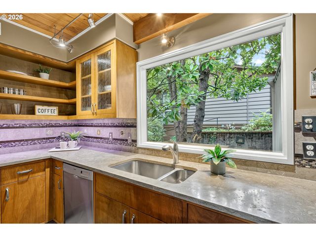 834 Sw WESTWOOD Dr, Portland, OR 97239