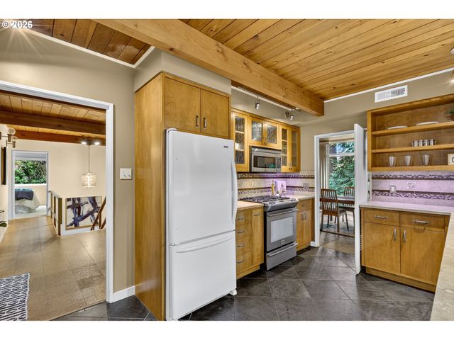 834 Sw WESTWOOD Dr, Portland, OR 97239