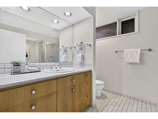 834 Sw WESTWOOD Dr, Portland, OR 97239