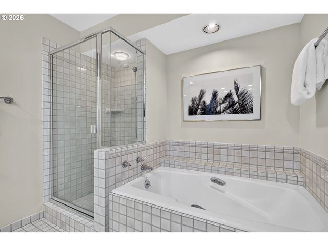 834 Sw WESTWOOD Dr, Portland, OR 97239