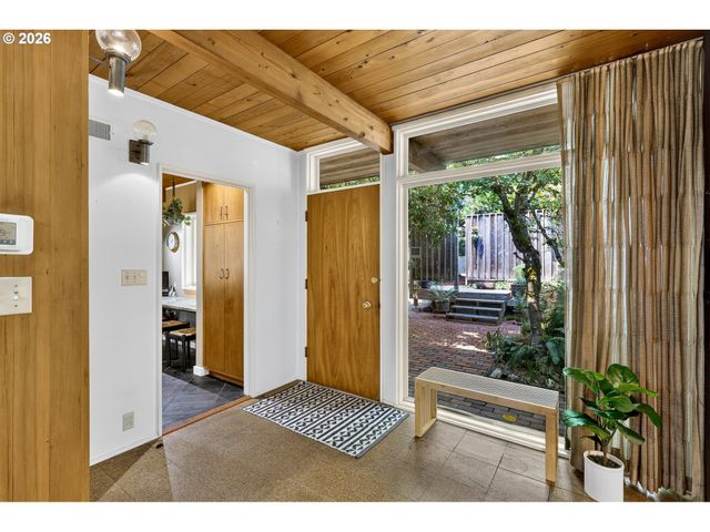 834 Sw WESTWOOD Dr, Portland, OR 97239