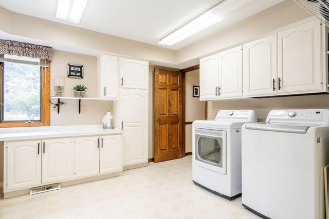 1790 Kelly LANE, Brookfield, WI 53045