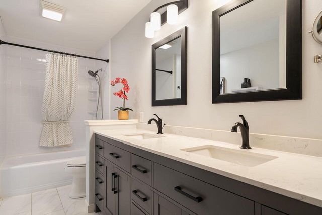1790 Kelly LANE, Brookfield, WI 53045