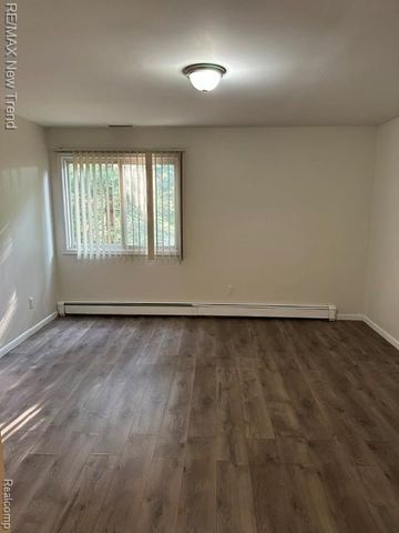 4510 W Maple Road, Bloomfield Hills, MI 48301