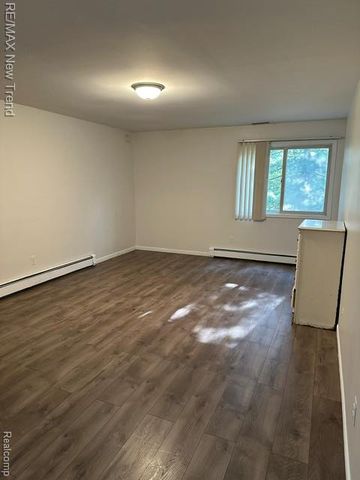 4510 W Maple Road, Bloomfield Hills, MI 48301