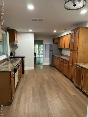 4510 W Maple Road, Bloomfield Hills, MI 48301