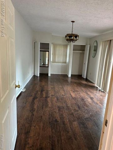 4510 W Maple Road, Bloomfield Hills, MI 48301