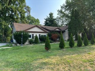 4510 W Maple Road, Bloomfield Hills, MI 48301