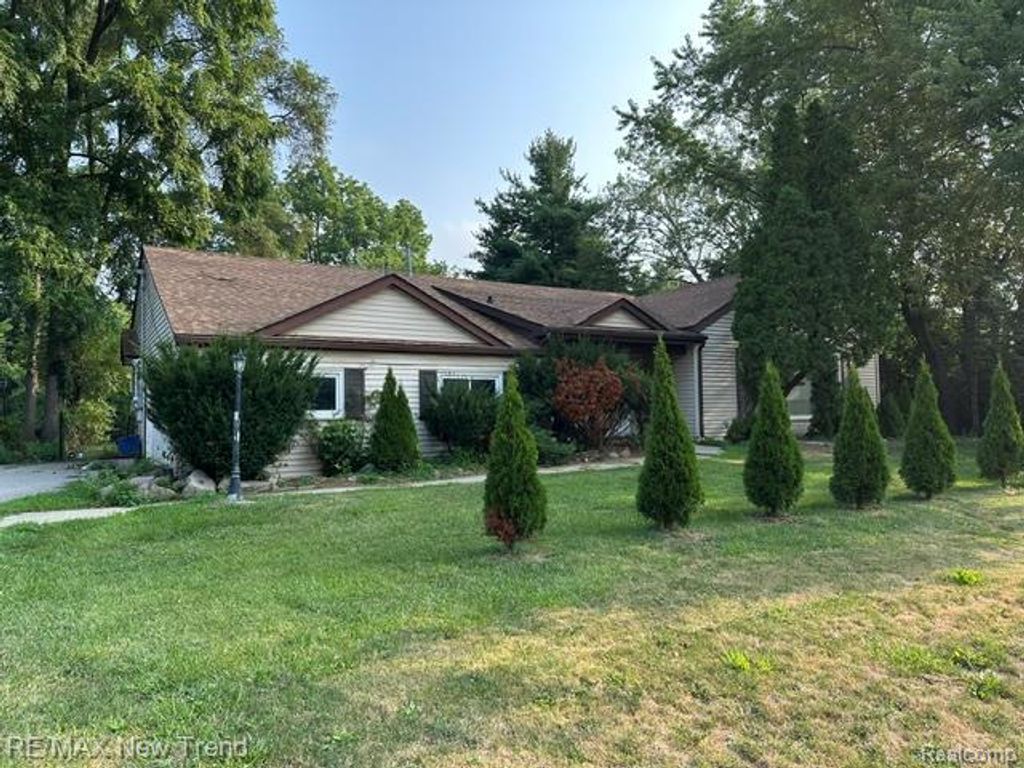4510 W Maple Road, Bloomfield Hills, MI 48301