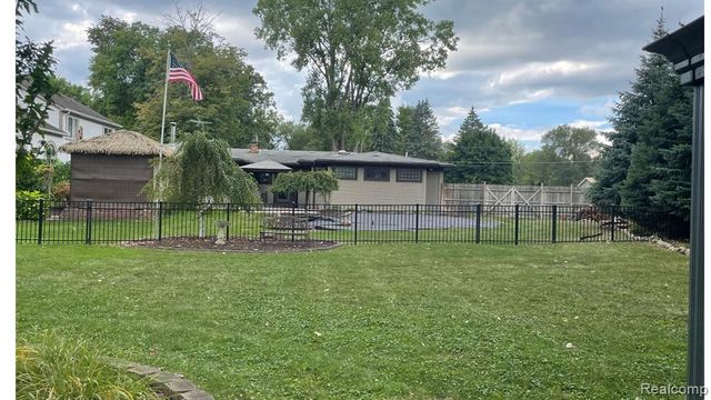 1075 Lalond Avenue, Waterford, MI 48327