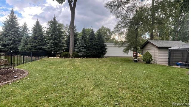 1075 Lalond Avenue, Waterford, MI 48327