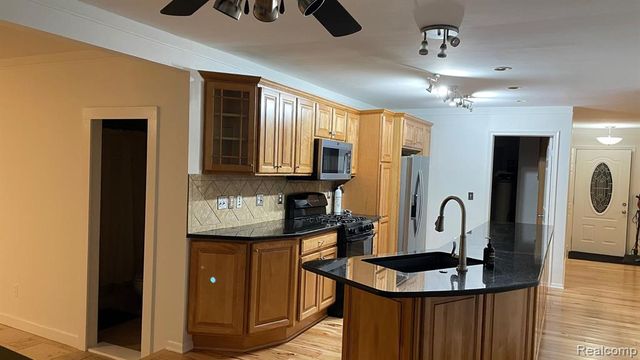 1075 Lalond Avenue, Waterford, MI 48327