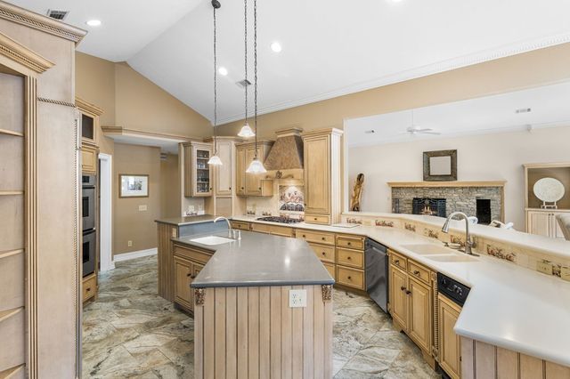 1370 Heathers Cove Circle, Hiawassee, GA 30546