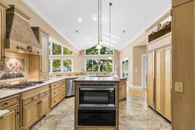 1370 Heathers Cove Circle, Hiawassee, GA 30546